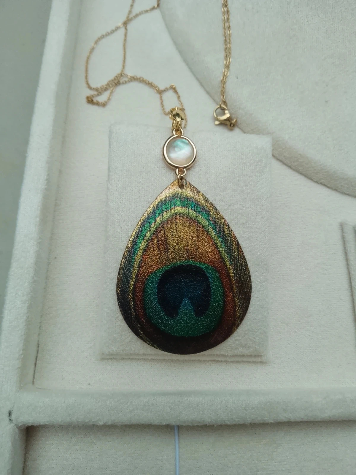 Collier médaillon plume de paon et connecteur en nacre naturelle – photo 2